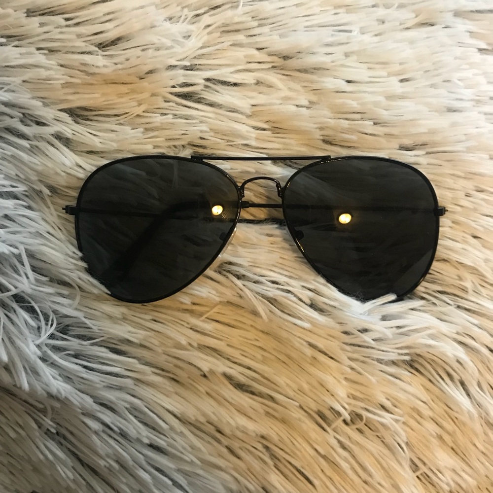 black aviator sunglasses